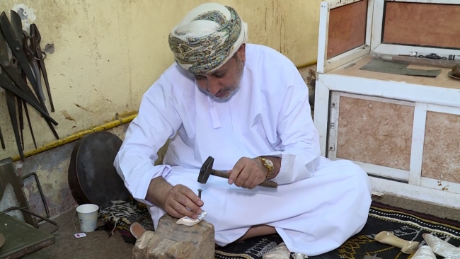 Seyf Tivani, el yapımı gümüş hançerleri özenle işliyor. Fotoğraf: TRT Arabi